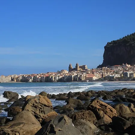 Casa Adriana アパート チェファル